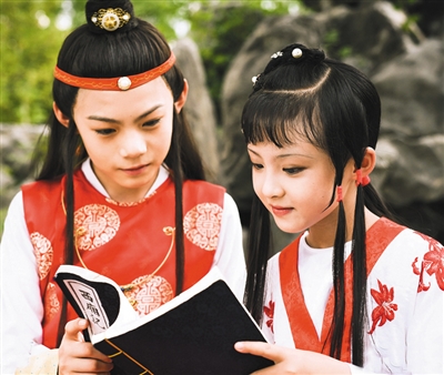 小戏骨版《红楼梦》无论在表演、剧情、服装、造型、拍摄手法上,可以说是对87版《红楼梦》的神还原。