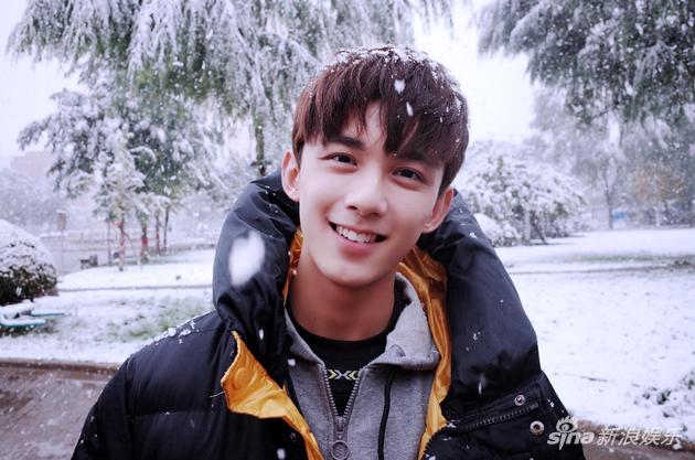 吴磊初雪照提醒大家保暖