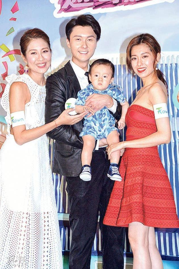 同场陈敏之(左)透露王浩信想要生孩子,还将自己的儿子交给王浩信抱抱,让他过足手瘾,而陈自瑶也澄清指自己从来不说不生孩子,只是随缘