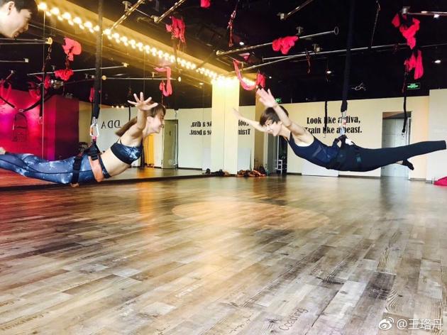 王珞丹练空中瑜伽体验滞空感 张开双臂笑容轻