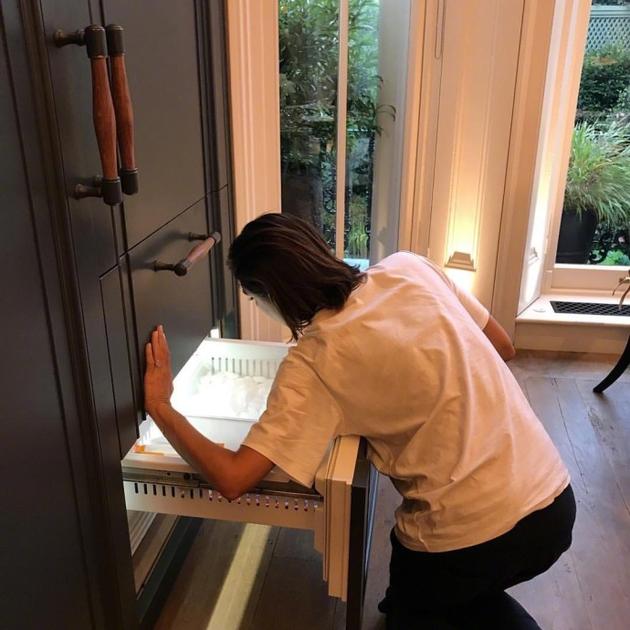 搭配干活不累!贝克汉姆维多利亚跪地修冰箱|贝