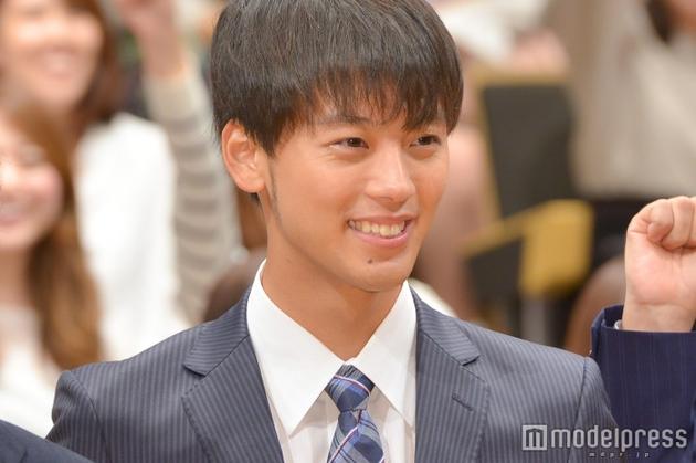 新晋国民男友竹内凉真 被爆与小两岁的模特热