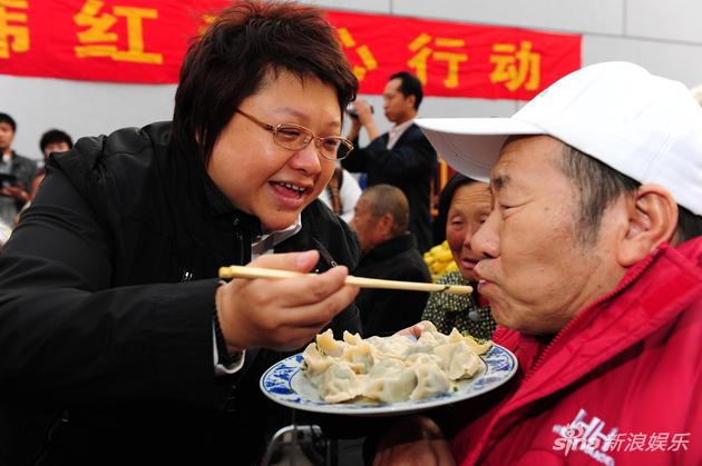 韩红喂老人吃饺子