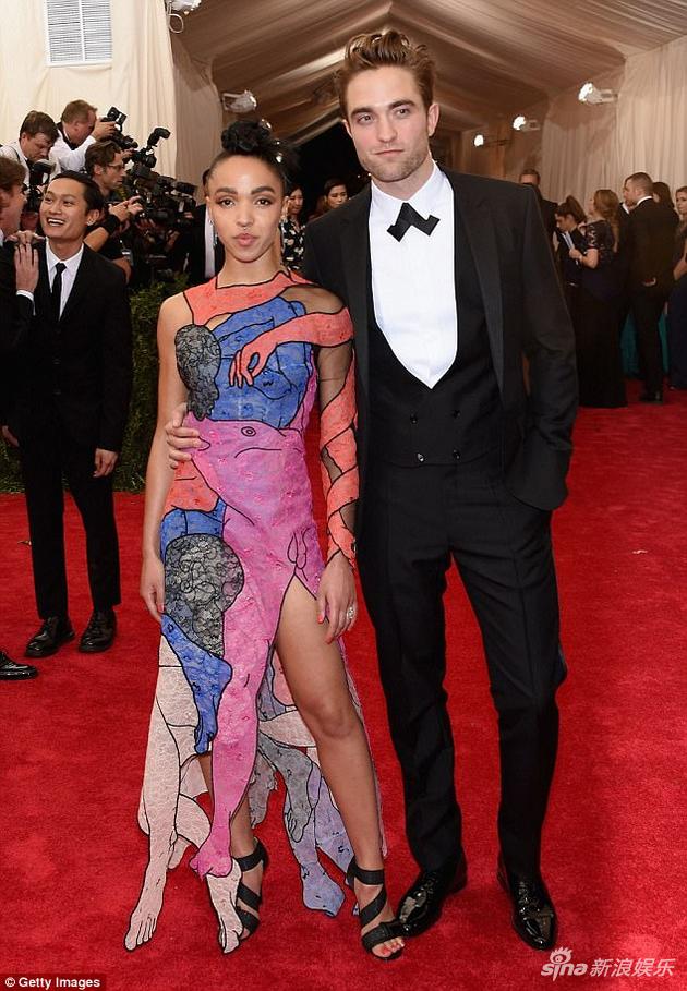 罗伯特-帕丁森与未婚妻FKA twigs