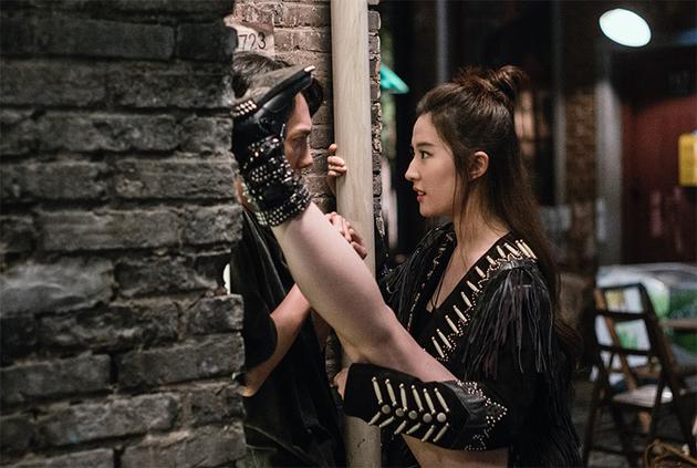 《二代妖精》曝双预告 冯绍峰演绎现代版人妖恋|冯绍峰|二代妖精_新浪娱乐_新浪网