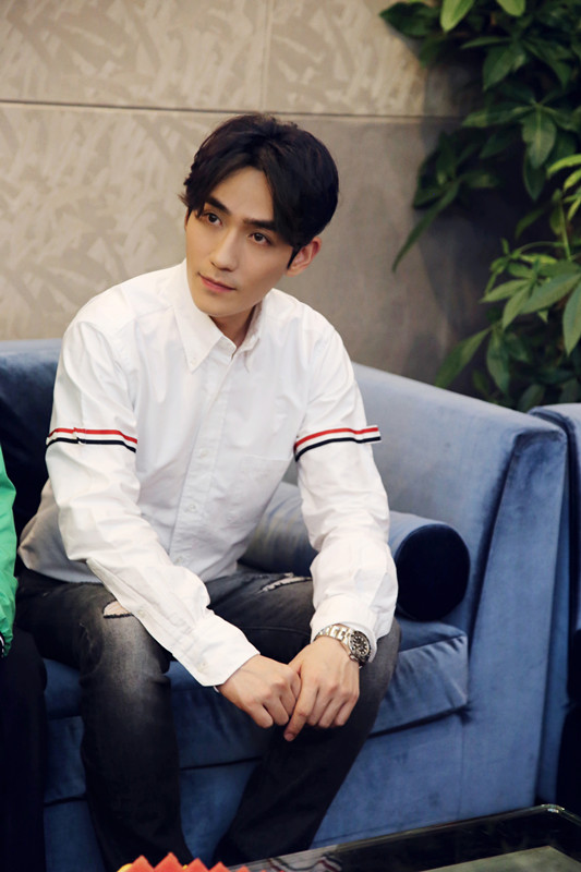 朱一龙《胡杨的夏天》看片 挑战喜剧获朱时茂点赞