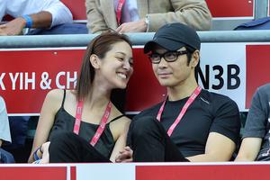 郑嘉颖与小21岁女友罕见公开秀恩爱