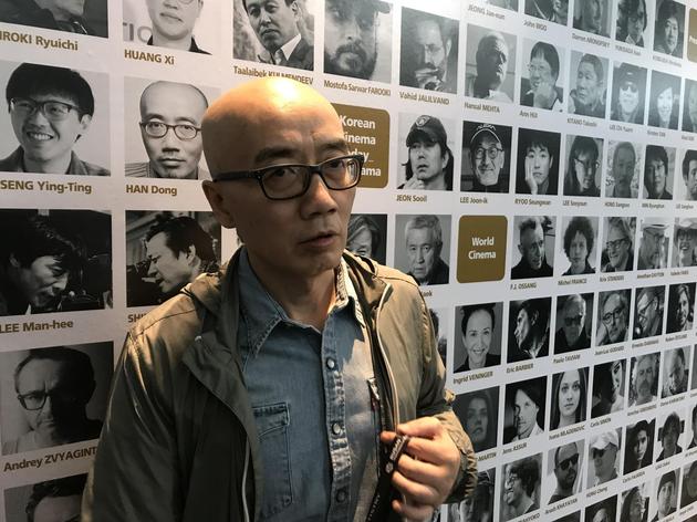 《在码头》是一部幽默、荒诞的另类现实主义作品。