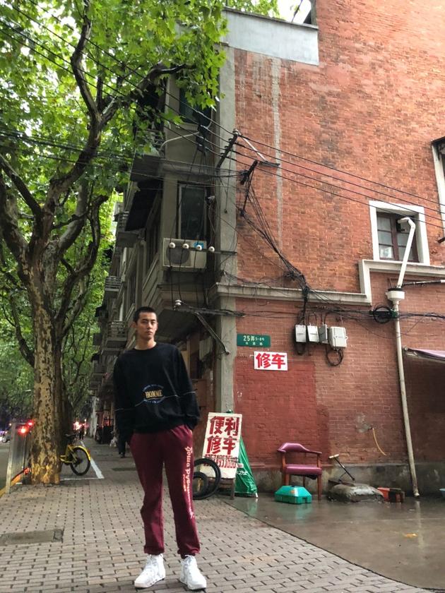 纪凌尘路边拍照长腿逆天