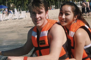 梁家辉大女儿颜美身材正甜蜜约会男友