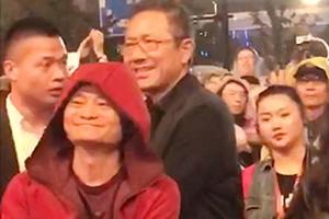 马云化身“小红帽”获众人热捧似大哥