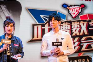 林伯宏与主持人互动