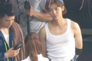 鹿晗看关晓彤化妆 眼神里满满都是爱