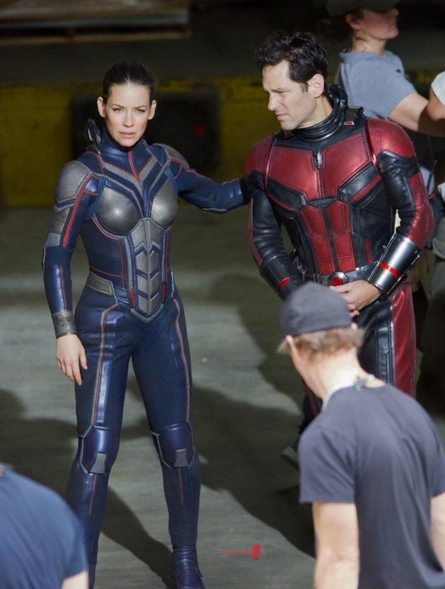 《蚁人与黄蜂女》曝新片场照 俩主角合体牵手热聊|蚁人与黄蜂女|片场照|漫威_新浪娱乐_新浪网