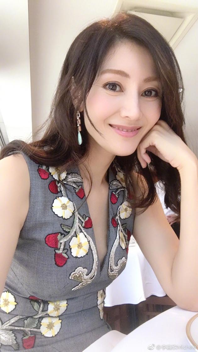 47岁李嘉欣不发自拍不舒服 眼角露鱼尾纹显老态图片