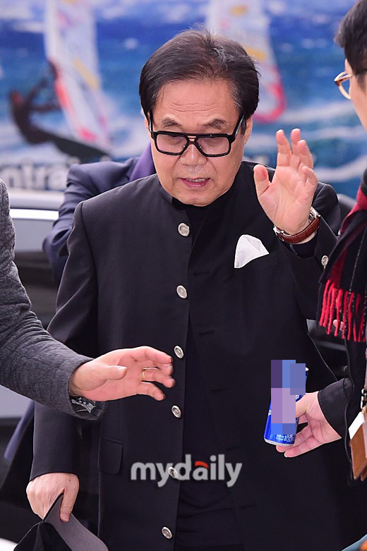 韩星赵英男找人代画高价出售获利近百万被判缓刑