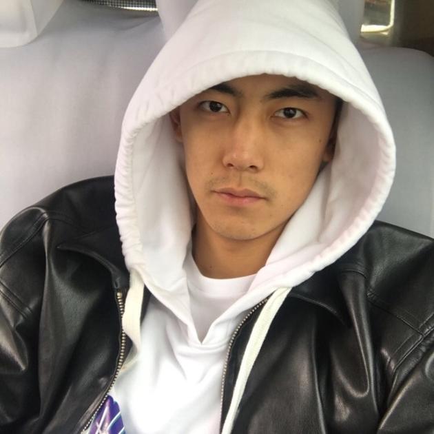 纪凌尘晒帅照