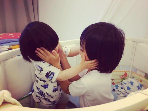 Kimi和弟弟互相捧着对方的脸蛋
