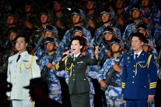 叶翠激情献唱新浪娱乐讯 早前,军旅女高音歌唱家叶翠来到"朱日和"基地