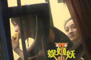 窦靖童惊喜现身为“忘年交”周迅庆生