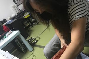 全能辣妈！张柏芝帮弟弟改衣服