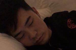 很敢秀！张子萱微博故事晒陈赫睡相