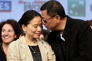 王家卫和妻子亲昵贴脸撒陈年狗粮