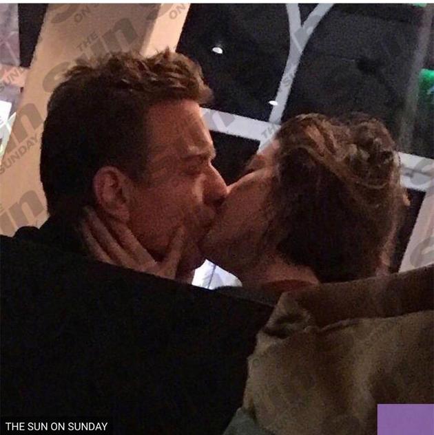 据外媒，伊万-麦格雷戈和玛丽-伊丽莎白-温斯泰德在伦敦西部的一家咖啡馆约会，并贴出了一张两人正在亲吻的照片。