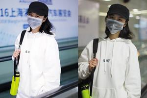 一股清流！汤唯穿宽松白衣坐高铁随意