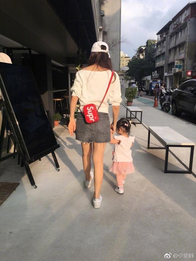 小米粒长个了!伊能静与小米粒牵手散步超有爱