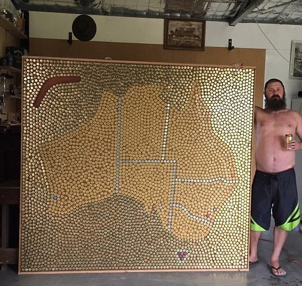 男子用4000多个啤酒瓶盖拼出澳大利亚地图