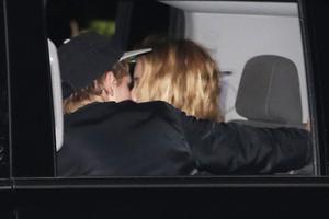 亲上了！暮光女克里斯汀“车咚”女友