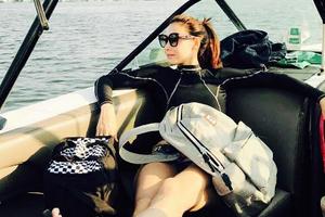 张柏芝晒冲浪照身材超棒 手机壳成亮点