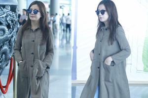 赵薇穿衣走低调舒适风 双手插兜笑容