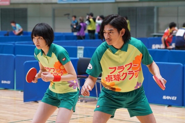新垣结衣（左）与瑛太在《混合双打》中饰演乒乓球搭挡。