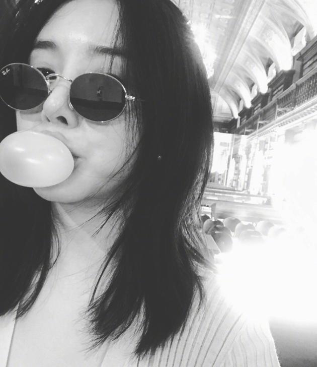 美得冒泡!熊乃瑾黑白照超文艺 吹泡泡卖萌似少