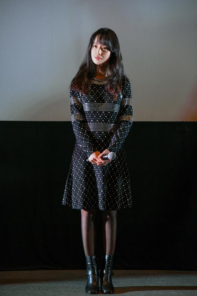 李梦认真聆听观众提问