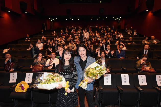 李梦与导演同现场观众合影