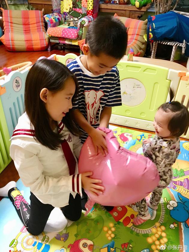 晚饭前的快乐时光!张丹露三儿女玩耍显温馨|张