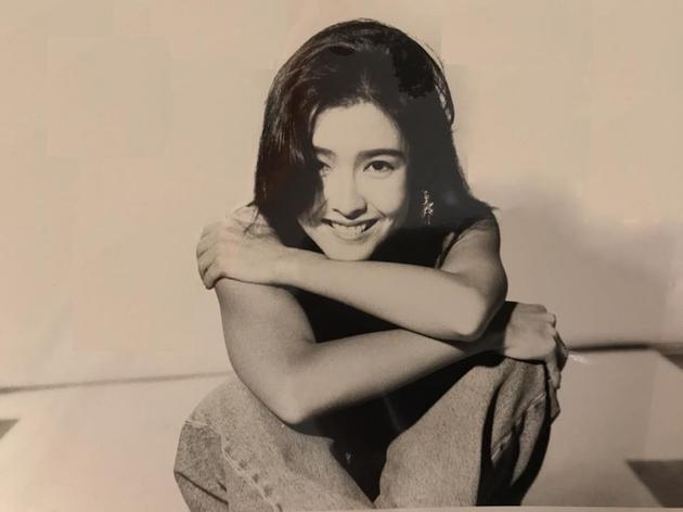 周慧敏26年前旧照出土！黑吊带高腰裤展窈窕身材