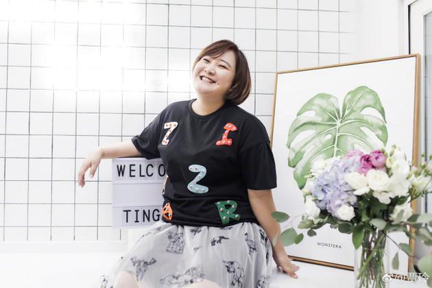 贾玲笑容灿烂