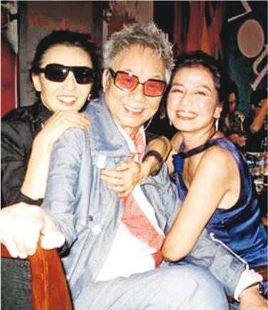 陈自强当年70岁大寿，有张曼玉（左）及锺楚红（右）陪伴庆祝笑不拢嘴。