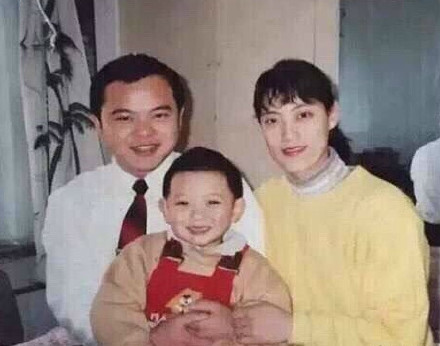 黄子韬一家旧照