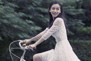 Angelababy穿白裙骑车仙气飘飘