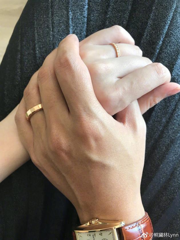 熊黛林结婚周年纪念日 与老公牵手秀婚戒大撒狗粮