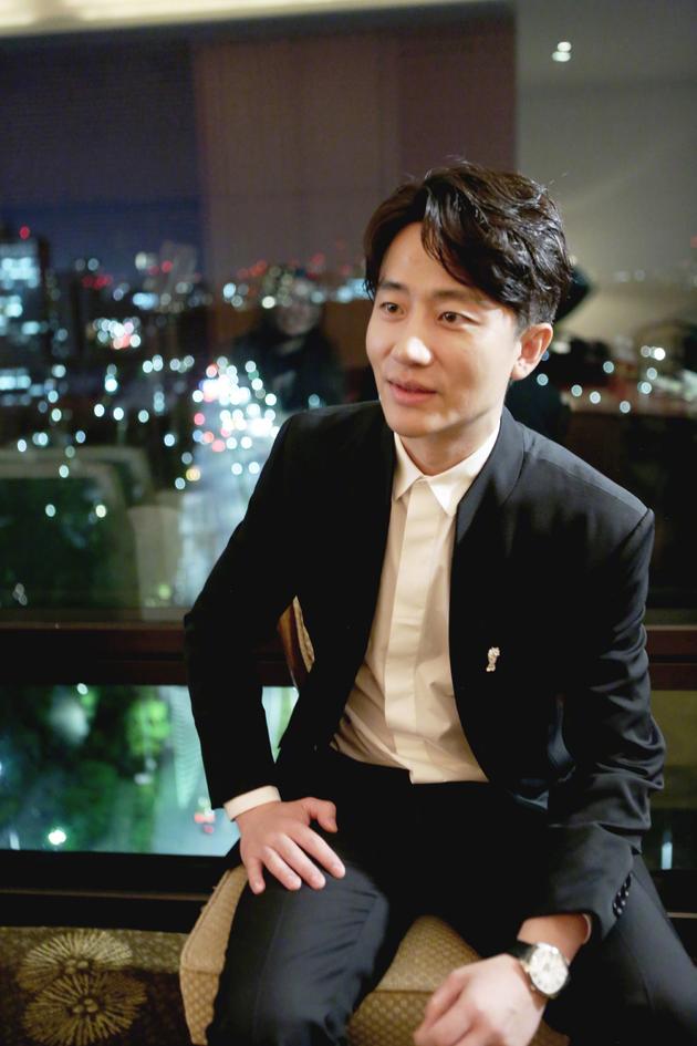 黄轩演白居易入戏太深 独自闭门喝酒竟还在读