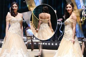 乐基儿露肩长裙秀美背霸气走T台