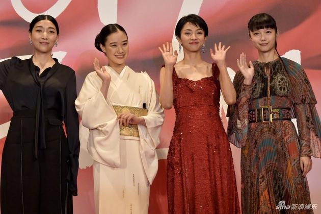 左起：安藤樱、苍井优、满岛光、宫崎葵