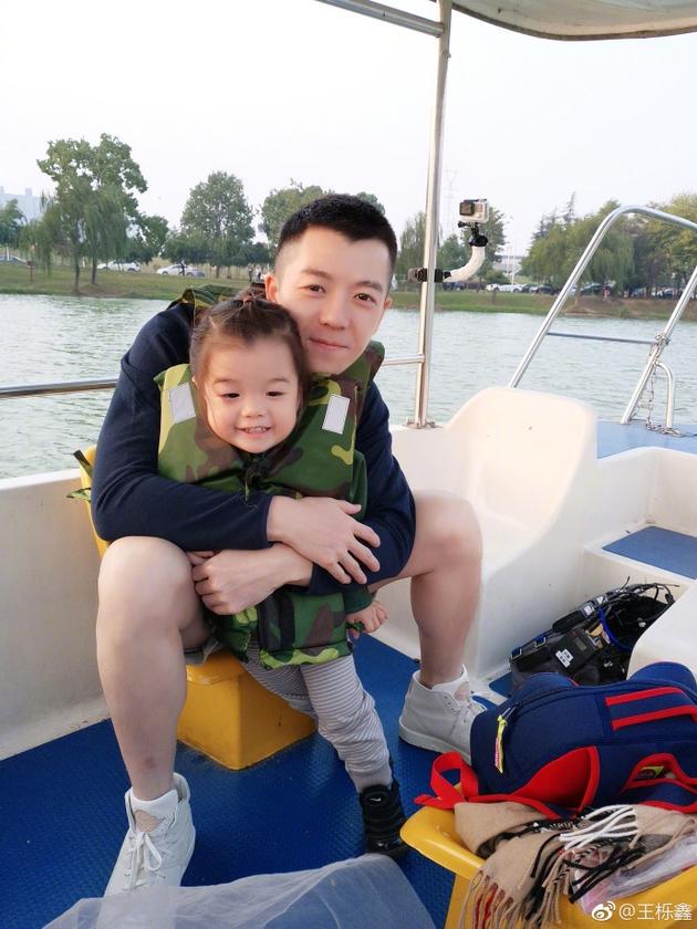 王栎鑫带女儿划船