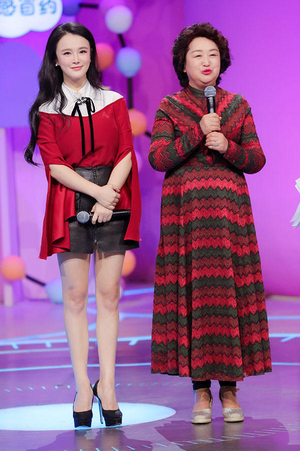 黄晓明妈妈和冉莹颖参加综艺节目发布会